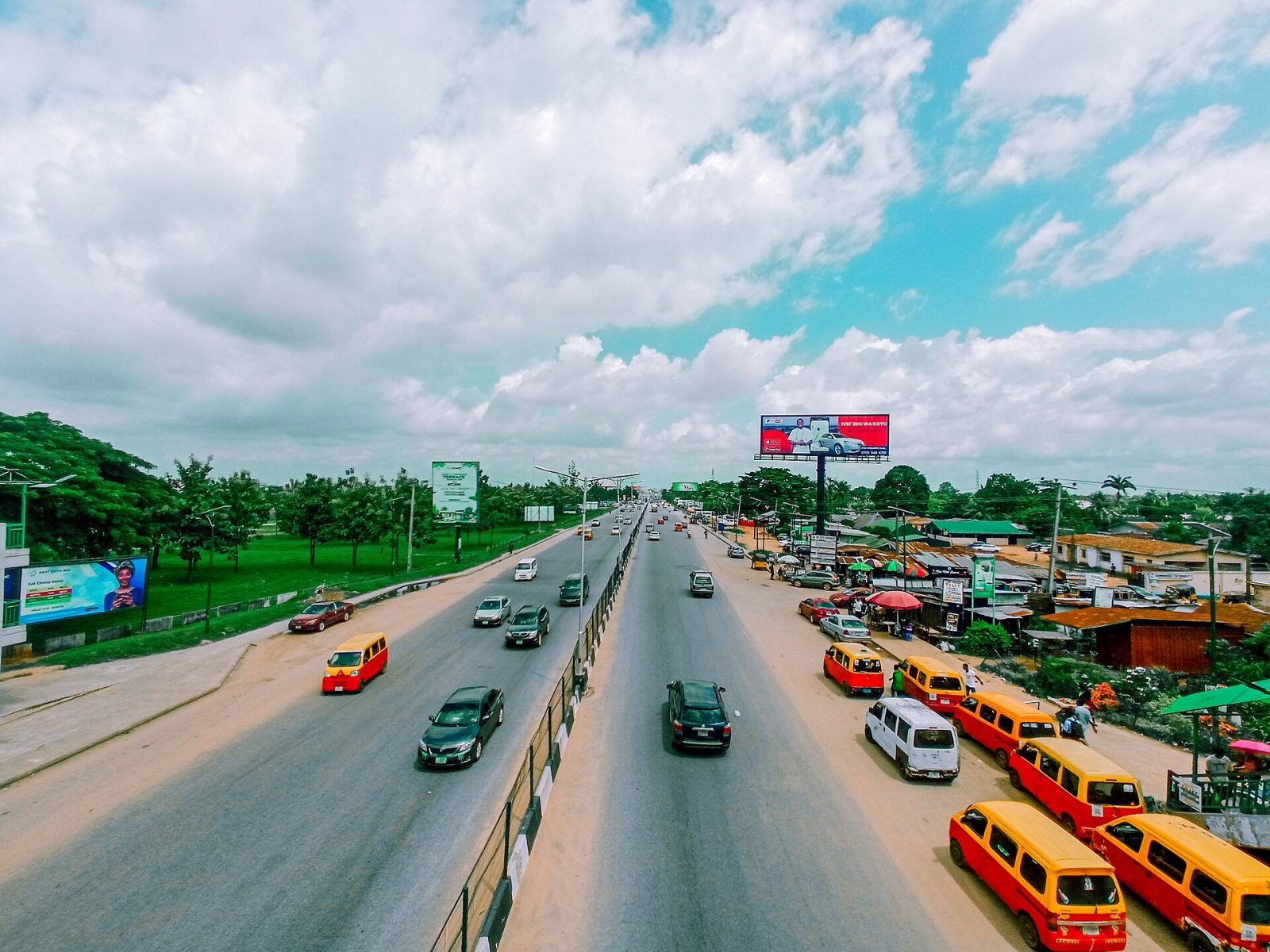A busy carriageway in Benin City, Edo State